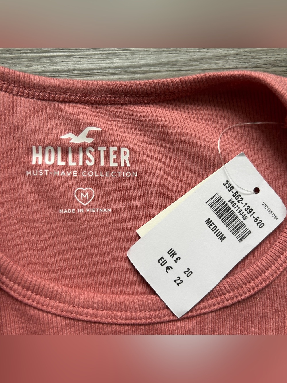 NWT Hollister Coral Pink Embroidered Daisy Ribbed Crew Tee - size Medium - Picture 3 of 4